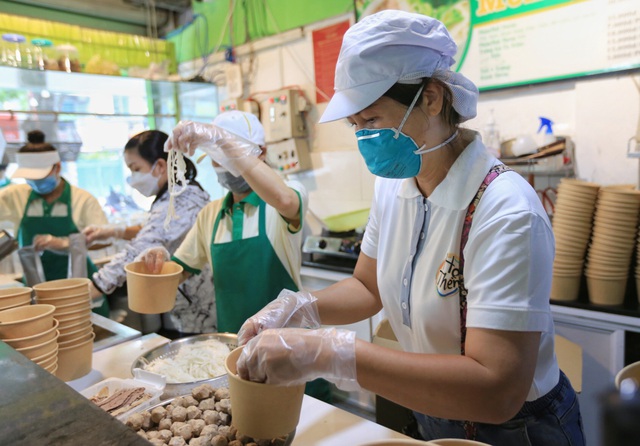 Hàng ngàn suất phở ngon đến với bệnh viện dã chiến - Ảnh 7.