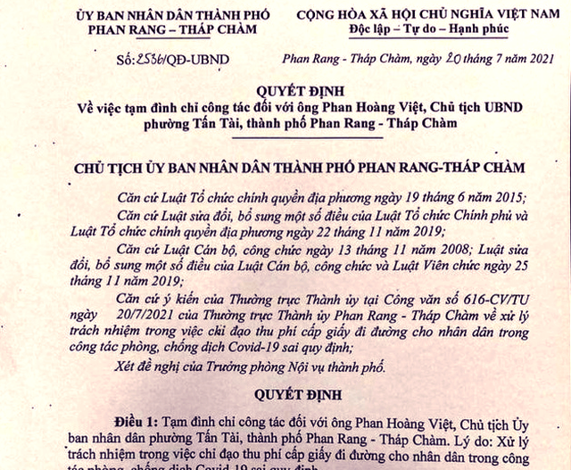 Một chủ tịch phường cấp giấy thông hành cho dân thu 10.000 đồng - Ảnh 1.