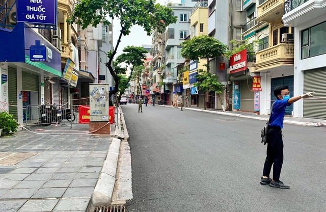 Hà Nội triển khai tiêm vắc xin tại các trung tâm y tế quận, huyện - Ảnh 1.
