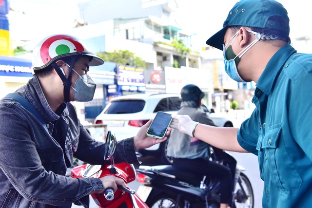 TP.HCM: Sáng nay, người dân vẫn ra đường đông, một chốt lập hơn 10 biên bản trong 1 tiếng - Ảnh 10.