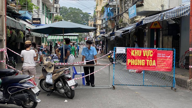 Phong tỏa đoạn đường bên hông chợ Thị Nghè vì có ca COVID-19 - Ảnh 1.