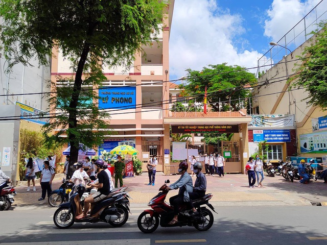 Thi xong 1 tiếng, thí sinh vẫn chưa ra về hết - Ảnh 1.