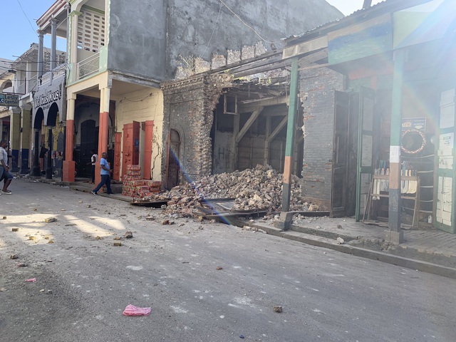 Chùm ảnh thảm họa động đất ở Haiti, hơn 300 người chết - Ảnh 11.