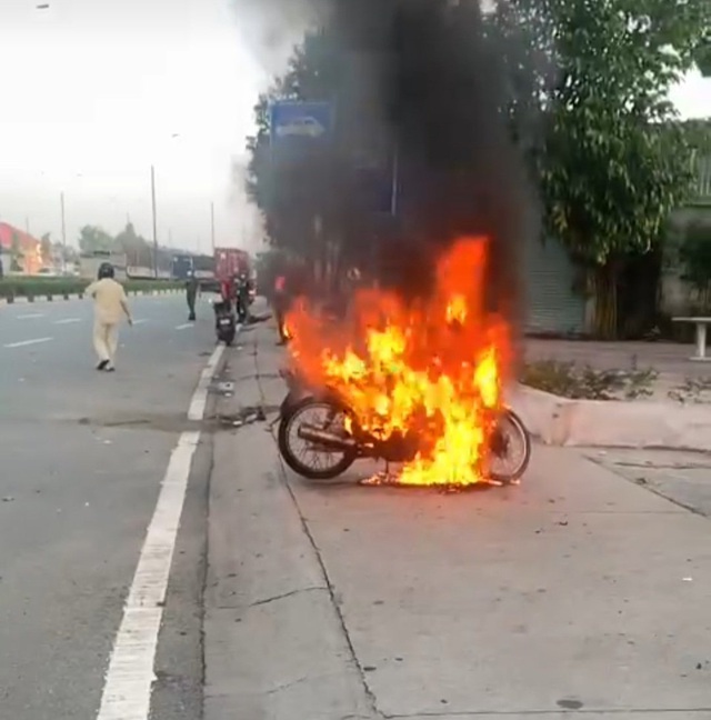 Thanh niên tự đốt xe khi bị công an kiểm tra ra đường trong thời gian giãn cách - Ảnh 1. Thanh niên tự đốt xe khi bị công an kiểm tra ra đường trong thời gian giãn cách - Ảnh 1.
