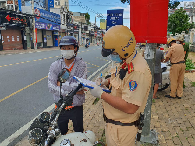 TP.HCM đã xử phạt hơn 4.400 trường hợp ra đường không có lý do chính đáng - Ảnh 1.