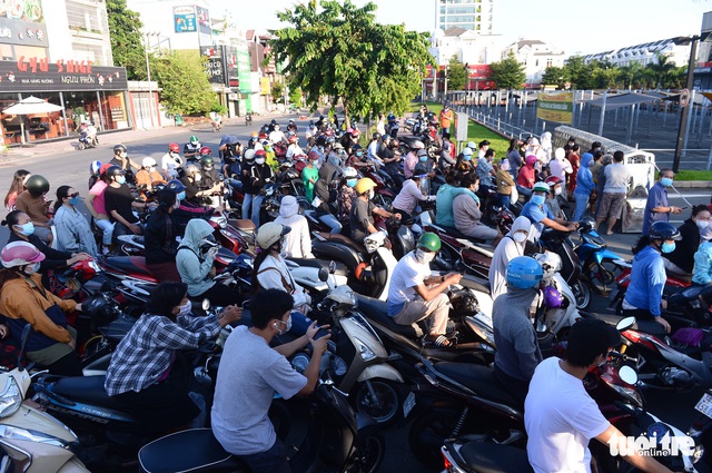 Tờ mờ sáng, người dân TP.HCM rồng rắn xếp hàng chờ siêu thị mở cửa - Ảnh 15.