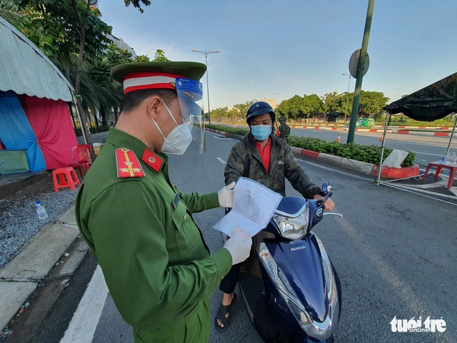 TP.HCM: Nhiều người phải quay đầu xe vì ‘giấy thông hành’ không hợp lệ - Ảnh 5.