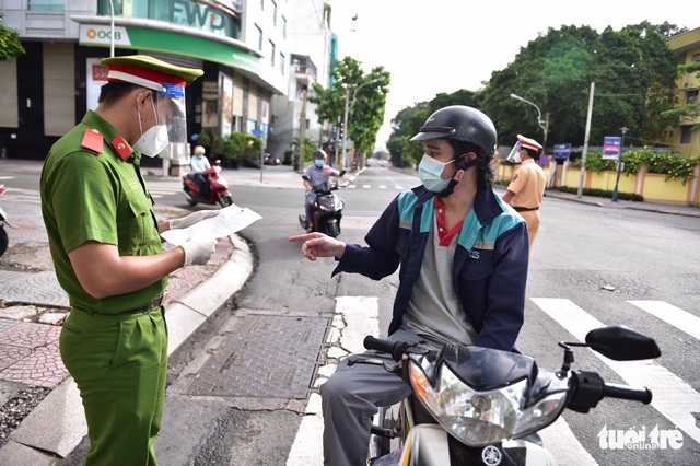 TP.HCM: Nhiều người phải quay đầu xe vì ‘giấy thông hành’ không hợp lệ - Ảnh 7.