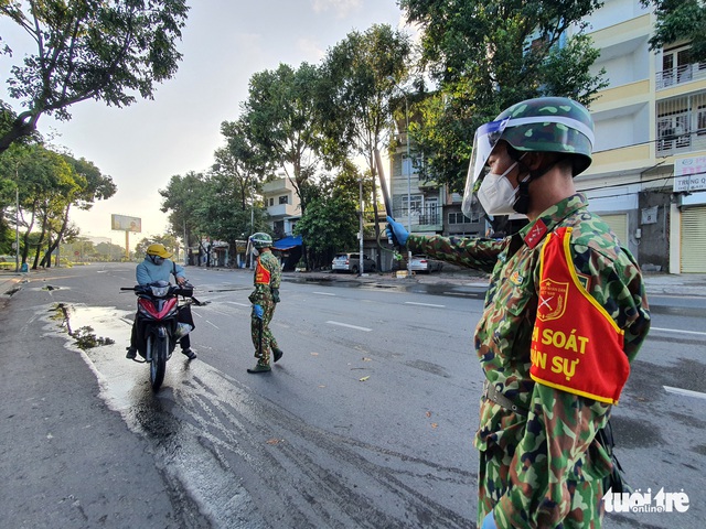 TP.HCM: Nhiều người phải quay đầu xe vì ‘giấy thông hành’ không hợp lệ - Ảnh 4.