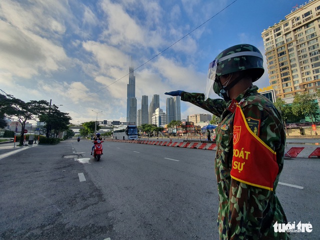 TP.HCM: Nhiều người phải quay đầu xe vì ‘giấy thông hành’ không hợp lệ - Ảnh 2.