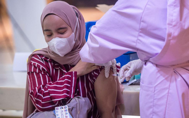Indonesia bắt đầu tính phí tiêm chủng đối với người nước ngoài - Ảnh 1.