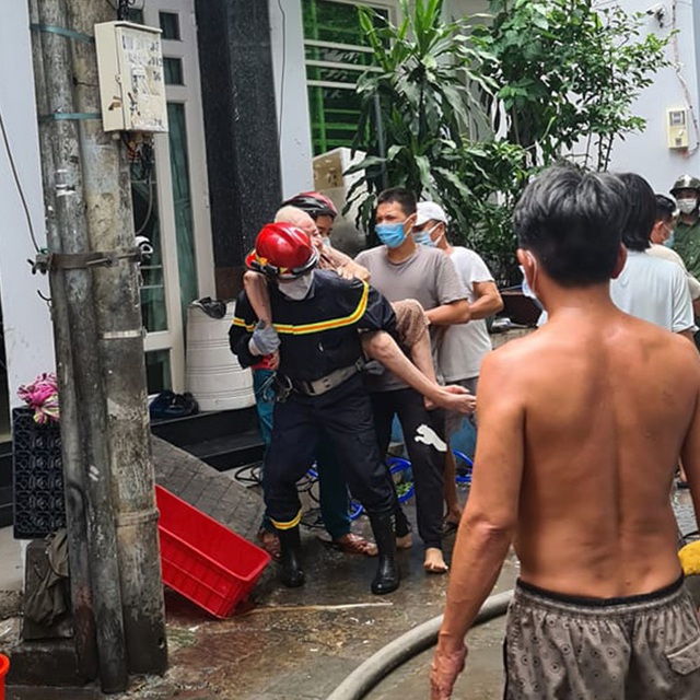 Cháy nhà ở Phú Nhuận, 4 người mắc kẹt, 1 người tử vong - Ảnh 1.