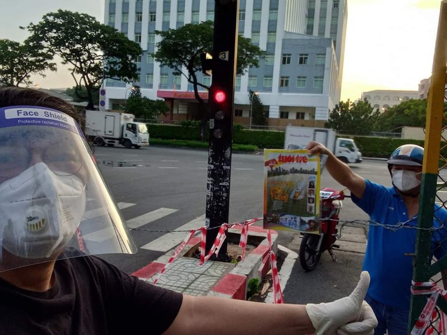 Phát hành báo ngày phong tỏa - Ảnh 2.