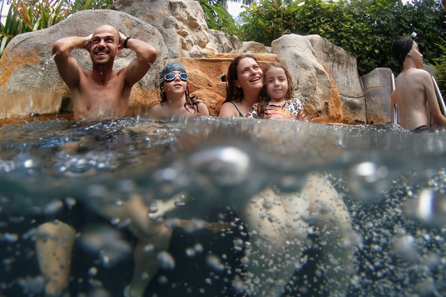 Nhiều du khách đến Phuket bị mắc kẹt vì dịch bùng phát - Ảnh 1.