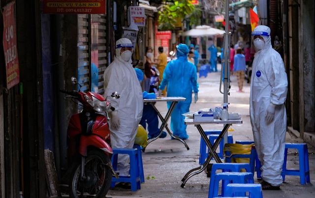 Hà Nội thêm 70 ca COVID-19, từ 29-4 đến nay số ca trong cộng đồng cao hơn ở khu cách ly - Ảnh 1. Hà Nội thêm 70 ca COVID-19, từ 29-4 đến nay số ca trong cộng đồng cao hơn ở khu cách ly - Ảnh 1.