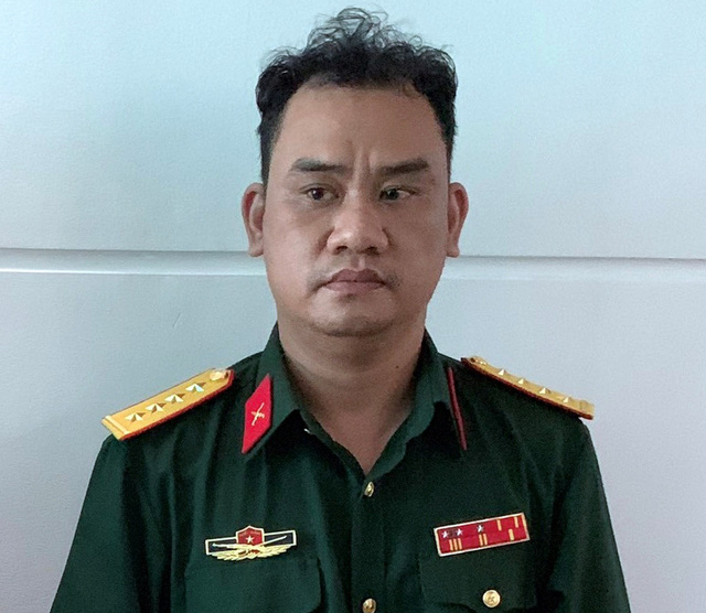 Bắt giữ người đàn ông giả mạo trung tướng quân đội - Ảnh 2.