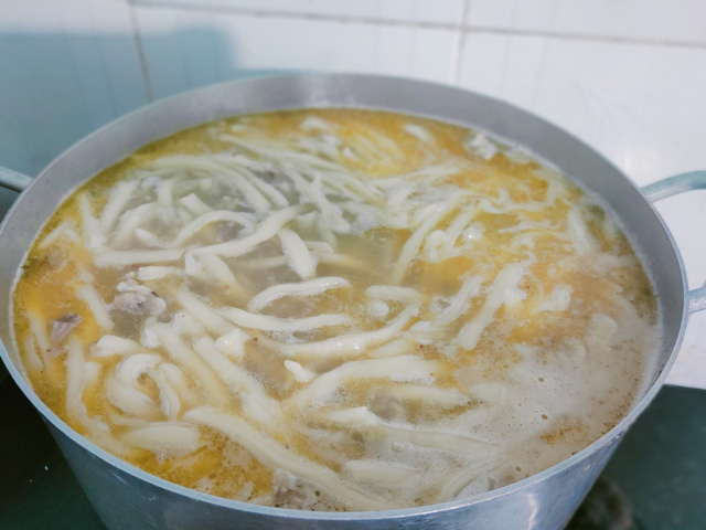 Cách nấu bánh canh xương heo - kết hợp nguyên liệu