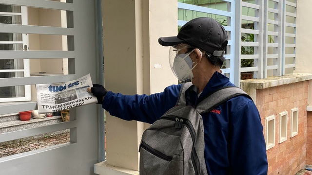 Nhân viên giao báo dài hạn phục vụ bạn đọc tại Cần Thơ trong mùa giãn cách - Ảnh: Hữu Lân