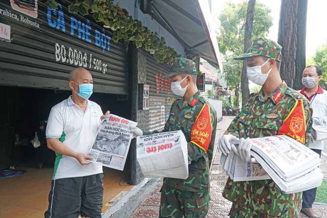 Phát hành báo ngày phong tỏa - Ảnh 1.