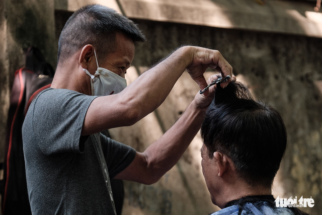 Tỉ phú 90 tuổi cắt tóc ở Việt Nam để tiết kiệm tiền