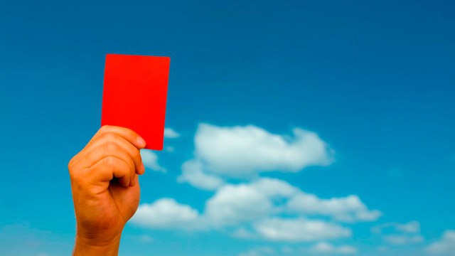 Bị thẻ đỏ và húc vỡ mũi đối thủ, cầu thủ Nga bị treo giò... 48 trận - Ảnh 1.