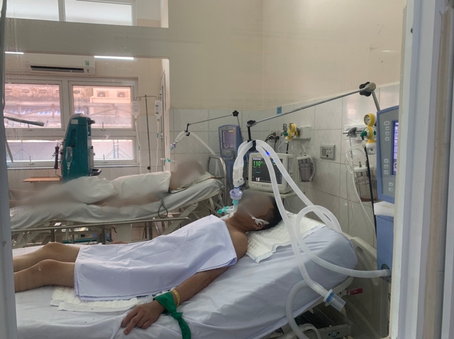 1 tháng, 6/12 người tại TP.HCM tử vong do uống rượu công nghiệp - Ảnh 2.