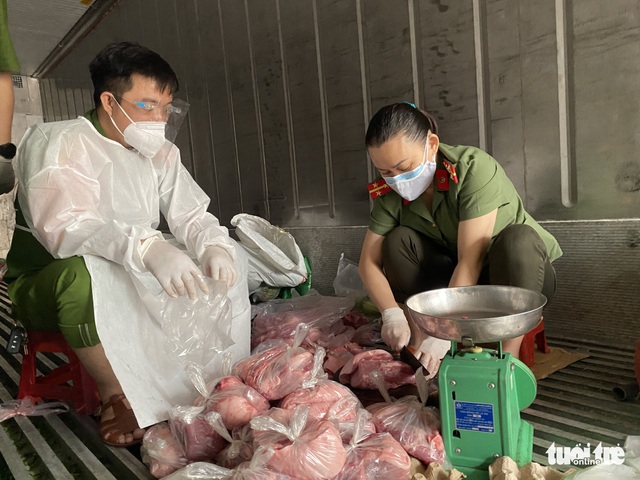 Công an tay dao, tay thớt làm tiểu thương ở chợ container - Ảnh 1.