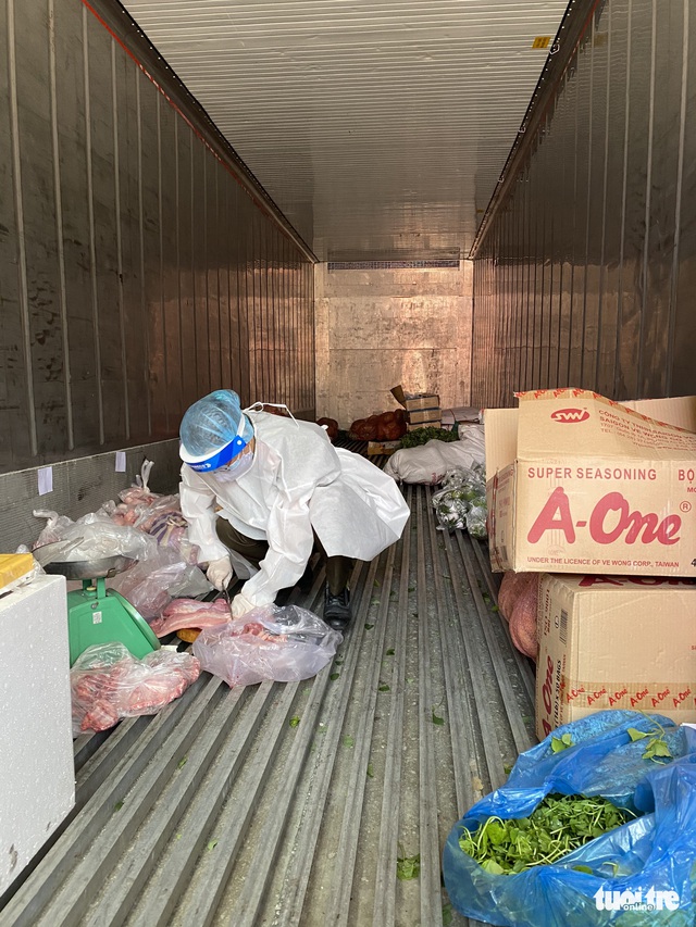 Công an tay dao, tay thớt làm tiểu thương ở chợ container - Ảnh 3.