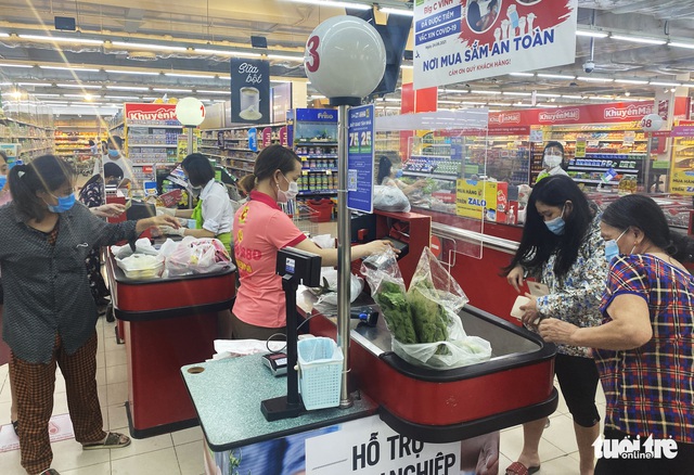 Siêu thị đầy ắp nhưng dân không mua được vì… khác phường - Ảnh 3.