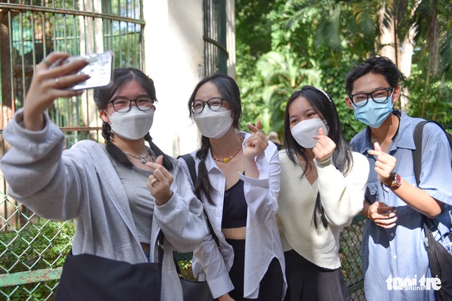Thời tiết mát mẻ, người dân TP.HCM vui chơi, dã ngoại trong ngày đầu năm - Ảnh 3.