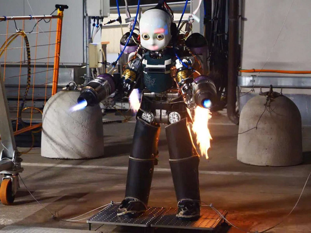 Italy phát triển robot người sắt giúp cứu trợ thảm hoạ thiên tai - Ảnh 1.