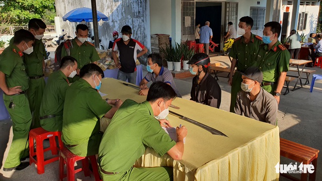 Mang hàng nóng nộp công an đổi quà dịp Tết - Ảnh 2.