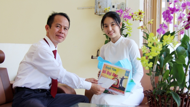 Làm chậu kiểng bán Tết giúp trò nghèo - Ảnh 1.