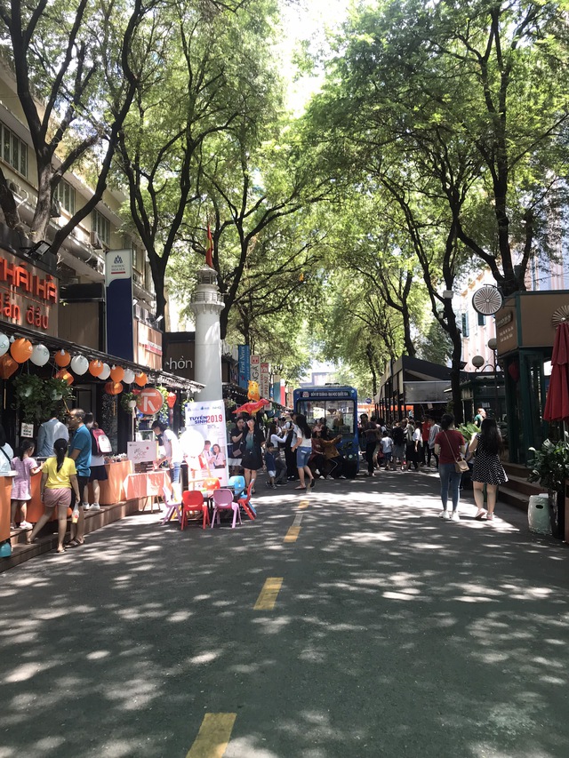Đi trong thành phố nắng đầy - Ảnh 1.