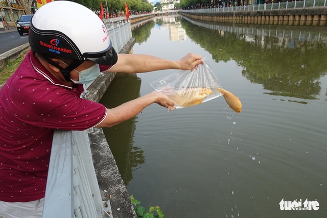 Năm nay khó khăn nhưng cũng ráng cho ông Táo về trời tươm tất - Ảnh 2.