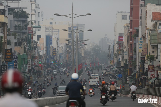 TP.HCM sáng 25 tháng chạp se lạnh, nhiều người thích thú với đất trời vào xuân - Ảnh 3.