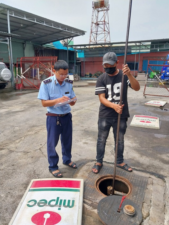 Quản lý thị trường TP.HCM ra quân đo bồn nhiều cây xăng, ngăn chặn găm hàng - Ảnh 1.