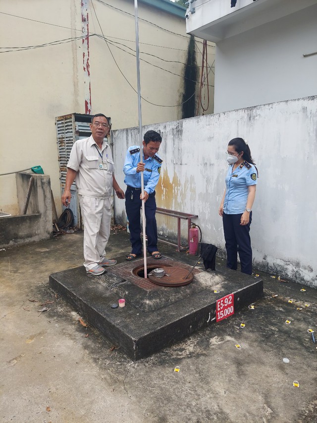 Quản lý thị trường TP.HCM ra quân đo bồn nhiều cây xăng, ngăn chặn găm hàng - Ảnh 3.