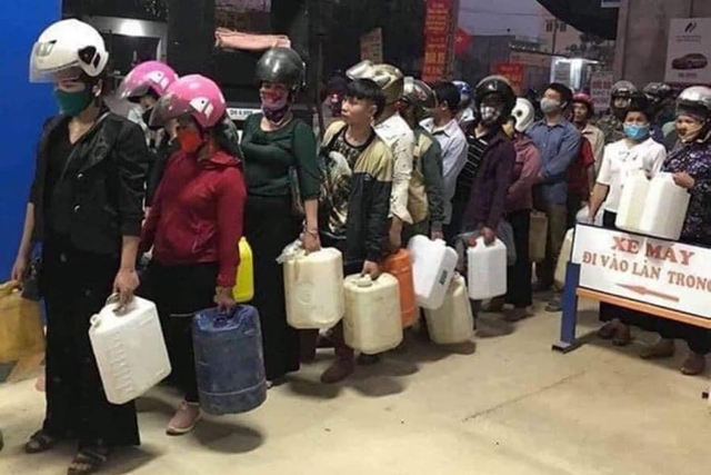 Muôn kiểu đổ xăng của người Việt (P2) - Ảnh 1.