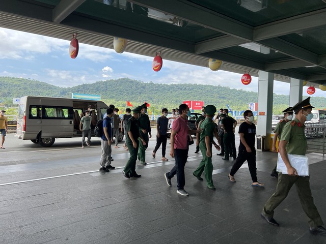 Bàn giao 9 người được ngư dân Phú Quốc cứu sống cho phía Trung Quốc - Ảnh 1.