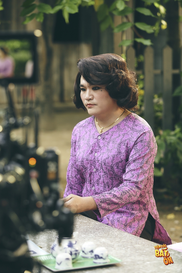 Hết làm cô giáo, giúp việc nhà, Duy Khánh làm nhân viên salon tóc - Ảnh 4.