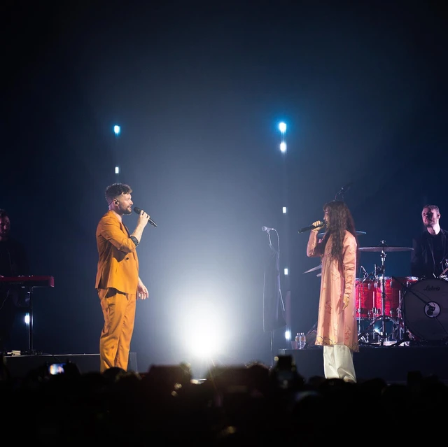 Hoàng Duyên bắn tiếng Thái, hát song ngữ khiến Calum Scott vỗ tay thán phục - Ảnh 1.