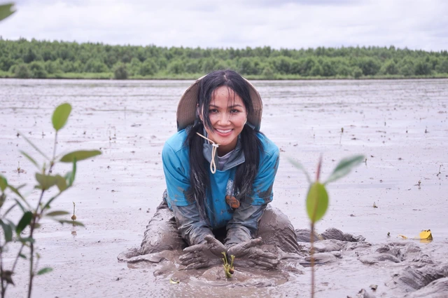 Miss Universe vừa đổi chủ, HHen Niê được trao ngay danh hiệu á hậu 3 - Ảnh 7.