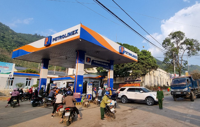 Người dân chạy cả trăm cây số đi mua xăng dầu, Sơn La họp khẩn đảm bảo nguồn cung - Ảnh 2.