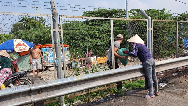 Xử lý người dân cắt hàng rào bảo vệ đường cao tốc để buôn bán - Ảnh 1.