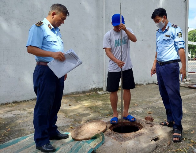 Quản lý thị trường TP.HCM kiểm tra nhiều cửa hàng hết xăng, đúng là khô bồn - Ảnh 2.