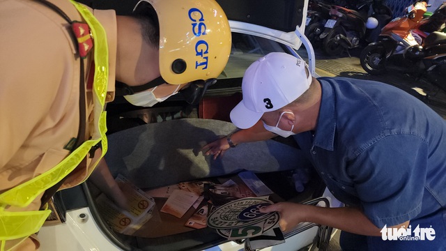 Hàng chục xe taxi có nhiều bảng hiệu, gậy gỗ, ống tuýp trên xe - Ảnh 3.