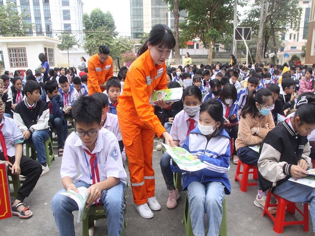 Phổ biến kiến thức sử dụng điện cho hơn 3.000 giáo viên, học sinh - Ảnh 1.