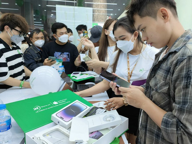 Đô lên, giá iPhone lên theo khá mạnh - Ảnh 1.