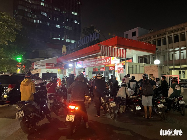 Đổ xăng khuya ở Hà Nội: Giận tím tái khi chờ 30 phút đến lượt thì hết xăng - Ảnh 5.